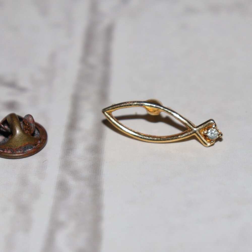 🐟 Vintage Gold Ichthys Lapel Pin – Rhinestone Accent – 1" Long 💛